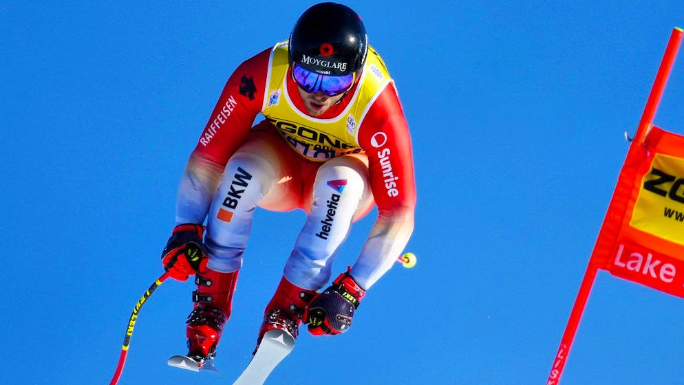 Mauro Caviezel muss nach einem üblen Sturz im Super-G vom Helikopter abtransportiert werden.