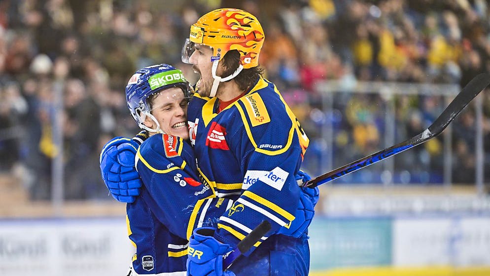 Der Davoser Siegtorschütze Matej Stransky im gelben Topskorer-Helm wird von Teamkollege Dominik Egli geherzt