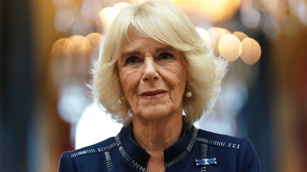 Königsgemahlin Camilla verzichtet auf die tradionallen Hofdamen als ständige Begleiterinnen. Die Entscheidung könnte mit König Charles' Ankündigung, die britische Monarchie schlichter als seine Mutter repräsentieren zu wollen, zusammenhängen.