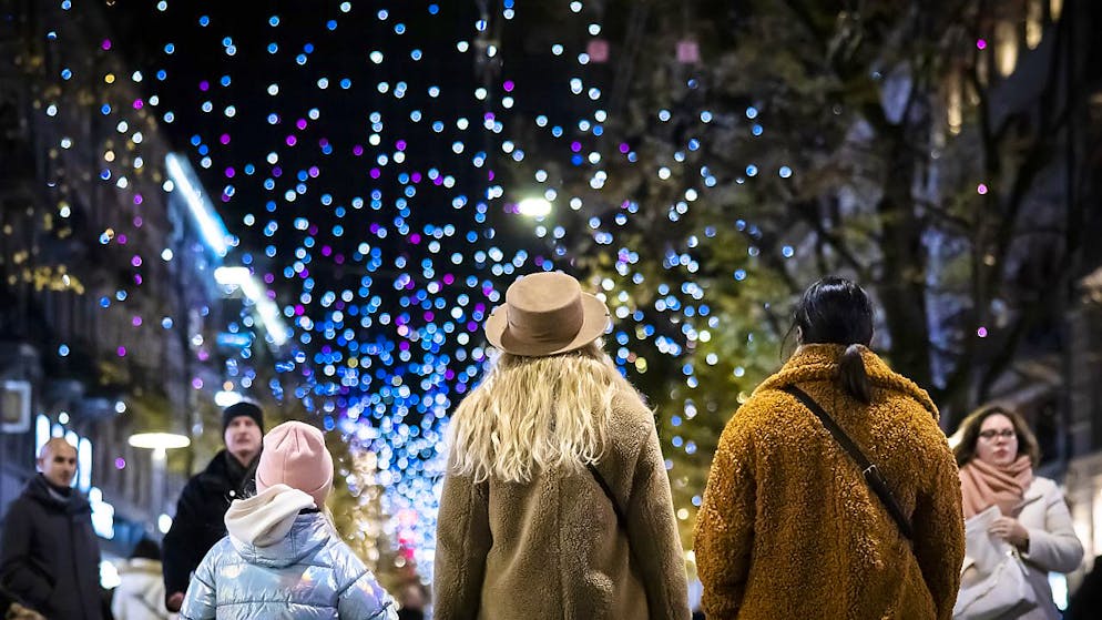 Quest'anno la Bahnhofstrasse di Zurigo è illuminata per 3 ore e mezza in meno al giorno.