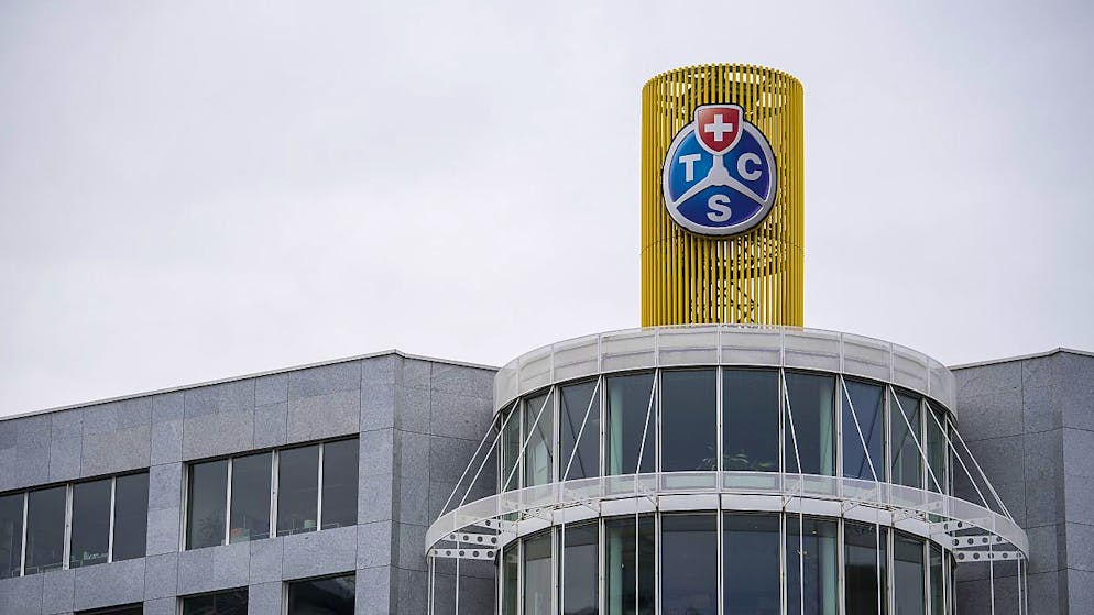 Der Touring Club Schweiz (TCS) hat einen communitygetriebenen Benzinpreisradar lanciert. TCS-Mitarbeitende hätten schon über 25'000 Einträge getätigt. "Da haben wir Preisdifferenzen von bis zu 30 Rappen pro Liter entdeckt", sagte TCS-Direktor Jürg Wittwer. Archivbild)