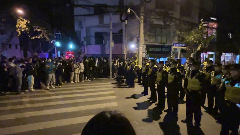Agenti di polizia schierati a Shangai per fermare le proteste contro la politica "zero Covid".