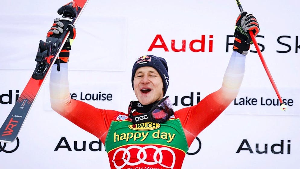 3e de la descente la veille, Marco Odermatt monte cette fois-ci sur la plus haute du podium.