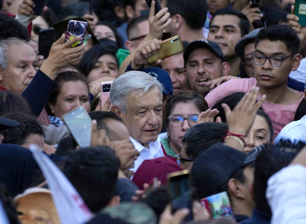 Le président mexicain Andrés Manuel Lopez Obrador, au centre, marche avec ses partisans lors d'une marche pour montrer son soutien à son administration, à Mexico, dimanche 27 novembre 2022.
