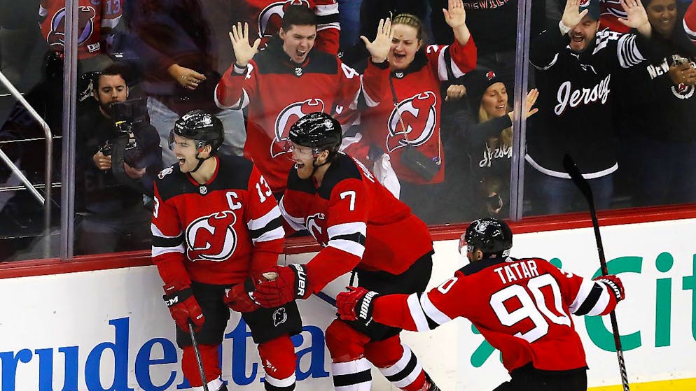 Nico Hischier, links mit der Nummer 13, lässt sich von den Team-Kollegen feiern.