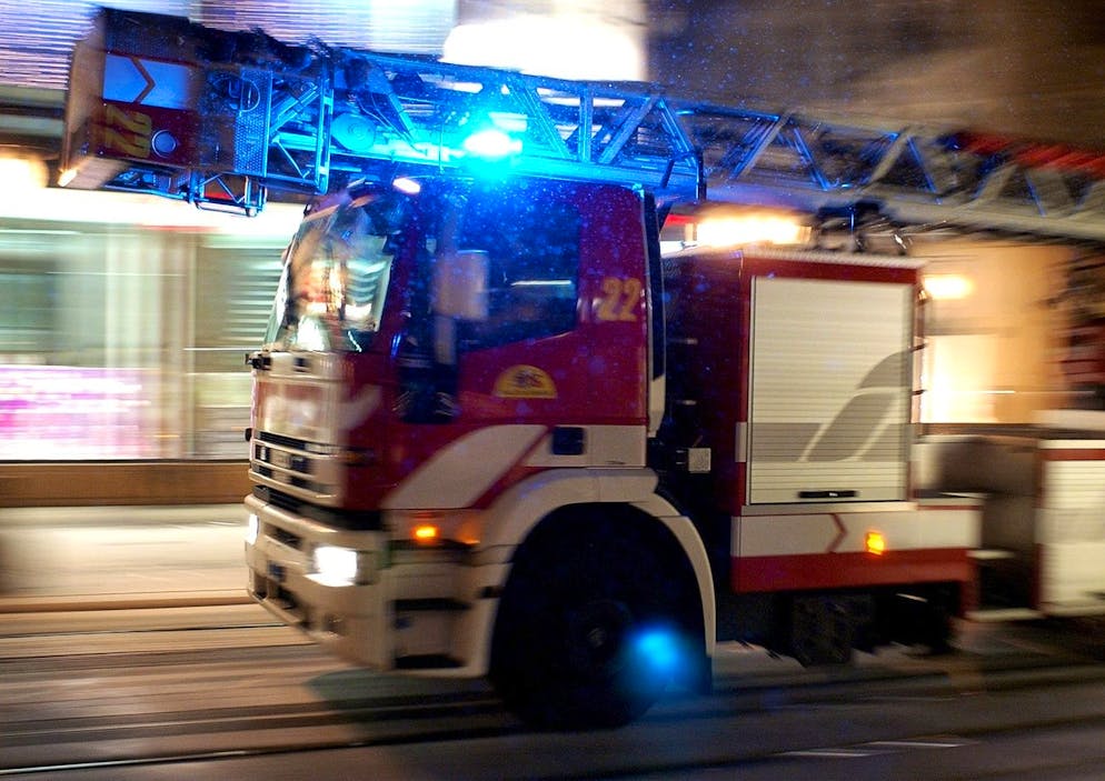 Lors d'une intervention, le camion a commencé à reculer avant de prendre un talus et de se renverser sur le côté gauche» où se trouvait le malheureux. (image d'illustration)