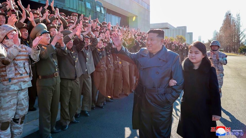 Kim Jong Un hat sich erneut mit seiner Tochter Ju-ae in der Öffentlichkeit gezeigt. Spekulationen zufolge könnte die 10-Jährige zur Nachfolgerin des nordkoreanischen Diktators aufgebaut werden.