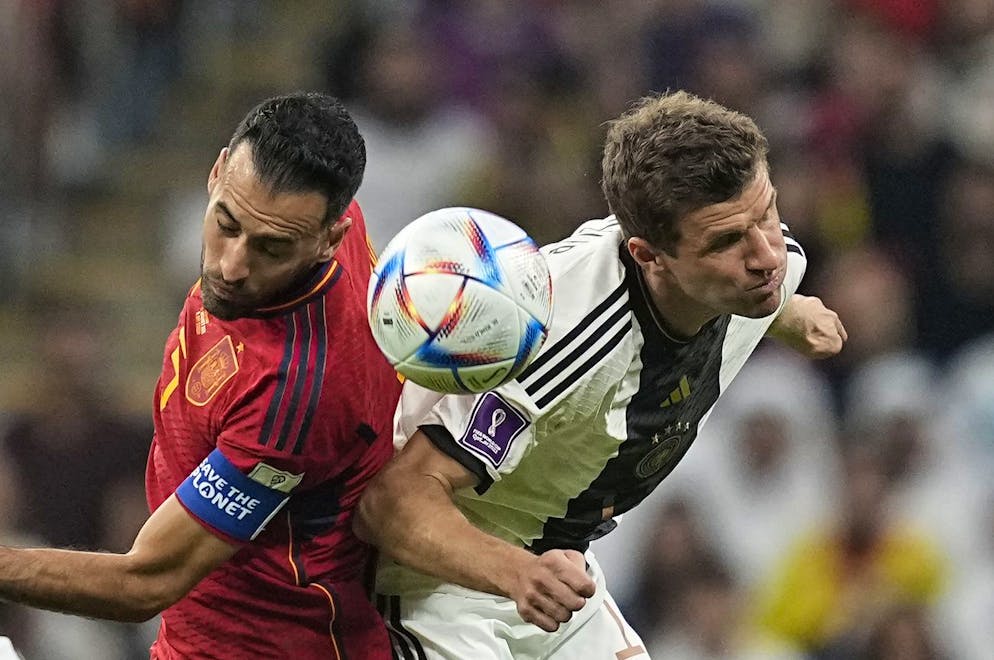 Sergio Busquets (sinistra) e Thomas Mueller