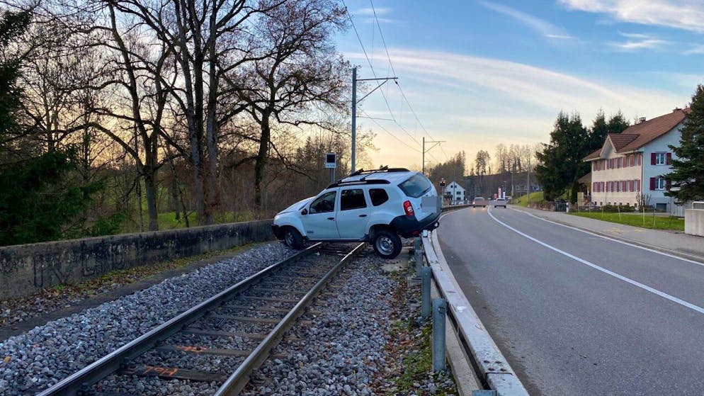 Il a fallu plus de deux heures pour évacuer la voiture qui a fini sa course sur la voie ferrée à Wängi (TG). Le conducteur a été pris d'une quinte de toux.