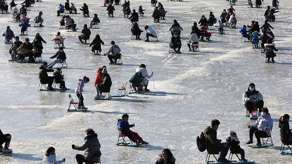 Im Zuge des Klimawandels rechnet ein internationales Forscherteam mit zunehmend instabilen Eisflächen auf Seen. Es geht um sogenanntes weisses Eis - im Gegensatz zu dem in der Regel tragfähigeren schwarzen Eis. (Archivbild)