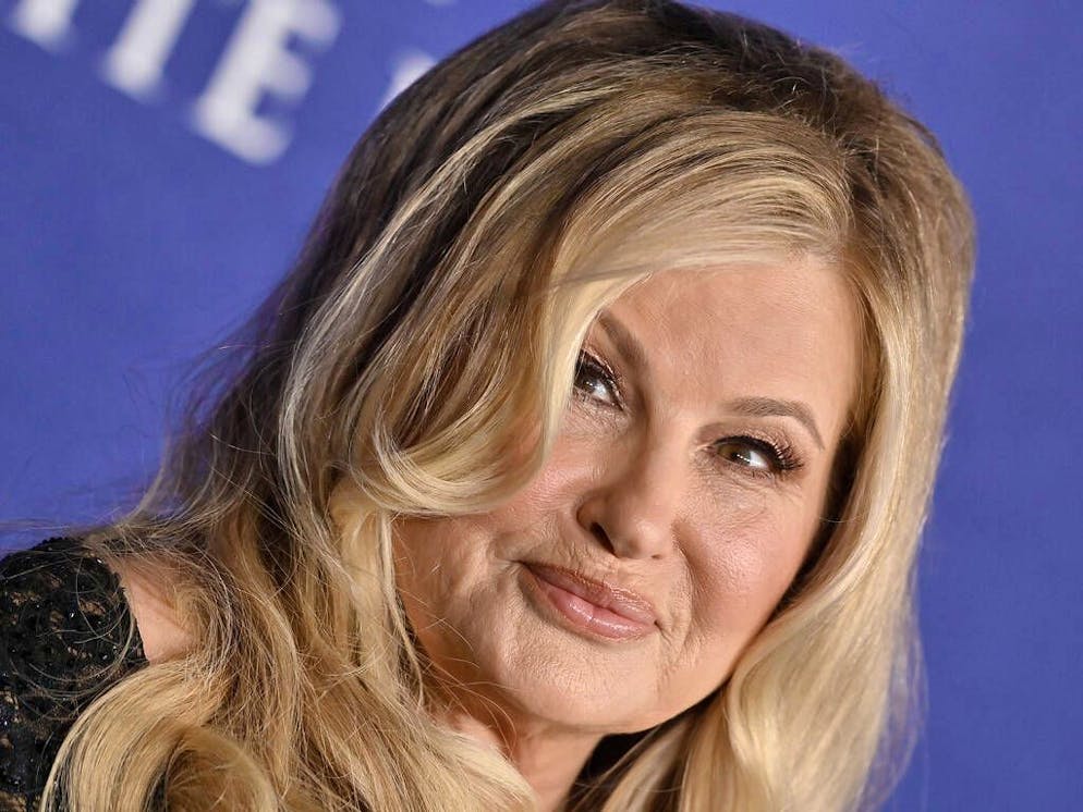 Jennifer Coolidge verrait bien Meghan Markle dans sa série The White Lotus. Dans une interview pour Extra, elle a expliqué qu'elle serait heureuse d'accueillir la duchesse sur le plateau de tournage.