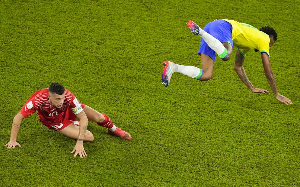 Militão fliegt nach Xhakas Tackling durch die Luft.