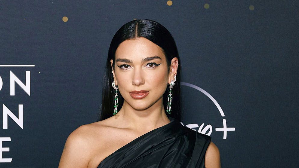 Dua Lipa ha ricevuto il passaporto albanese come riconoscimento per il suo ruolo nel diffondere la fama degli albanesi a livello internazionale con la sua musica.
