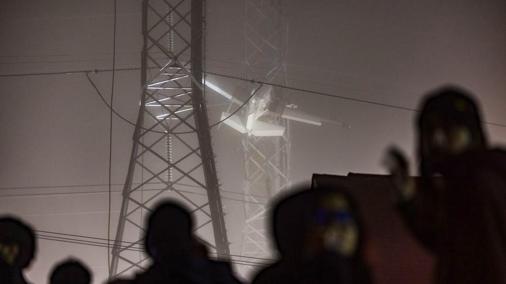 Für die Rettung der zwei Personen an Bord musste der Strom in weiten Teilen von Montgomery County abgestellt werden.