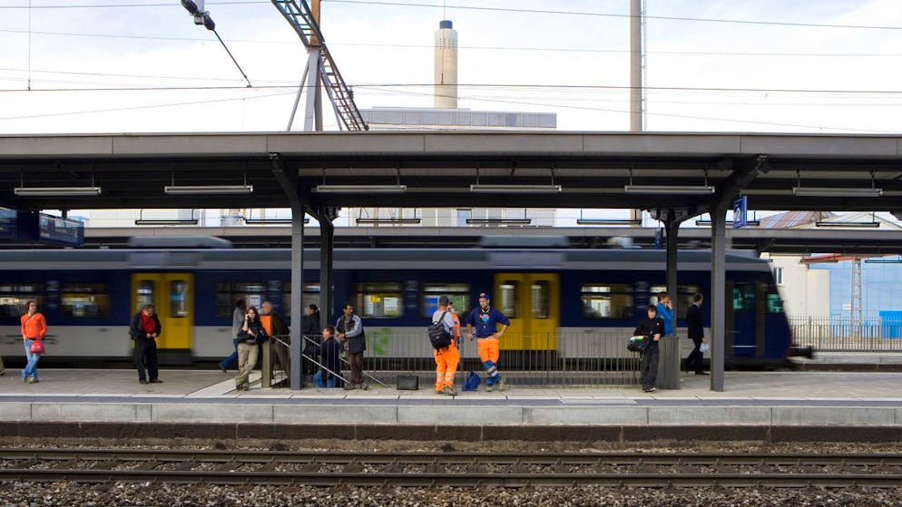 Aufgrund der Bauarbeiten für eine neue Unterführung wird der Bahnhof Muttenz am Wochenende vom 3. und 4. Dezember gesperrt. (Archivbild)