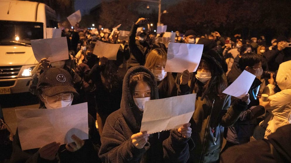 Als Zeichen gegen Zensur hielten Demonstranten am Sonntag in Peking weisse Blätter hoch.