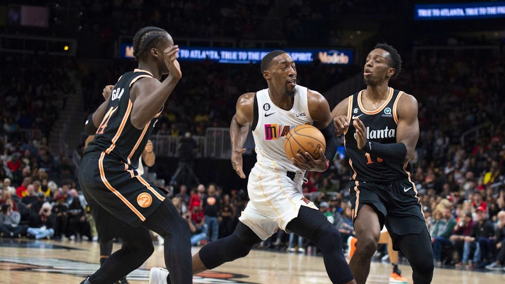 Bam Adebayo (Bildmitte) war mit 32 Punkten Miamis Mann des Spiels. Dabei profitierte der Heat-Center von der Abwesenheit von Clint Capela (Zahnschmerzen)