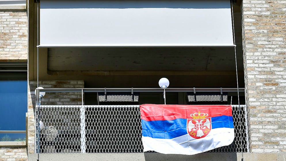Una bandiera serba sventola su un balcone di Zurigo