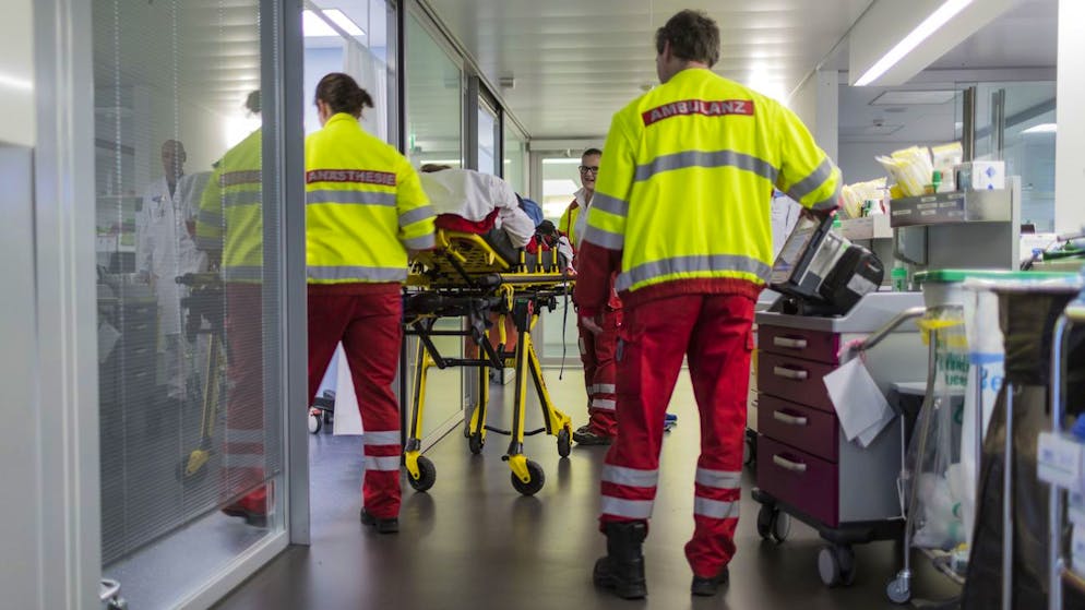 Sanitäter kümmern sich in einem Schweizer Spital um einen Notfallpatienten.
