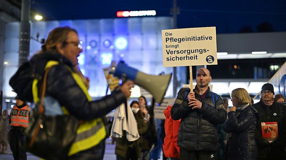 Rund 30 Personen haben am Montagabend in St. Gallen am "Walk of Care" teilgenommen und vor der Berufsflucht des Pflegepersonals gewarnt.