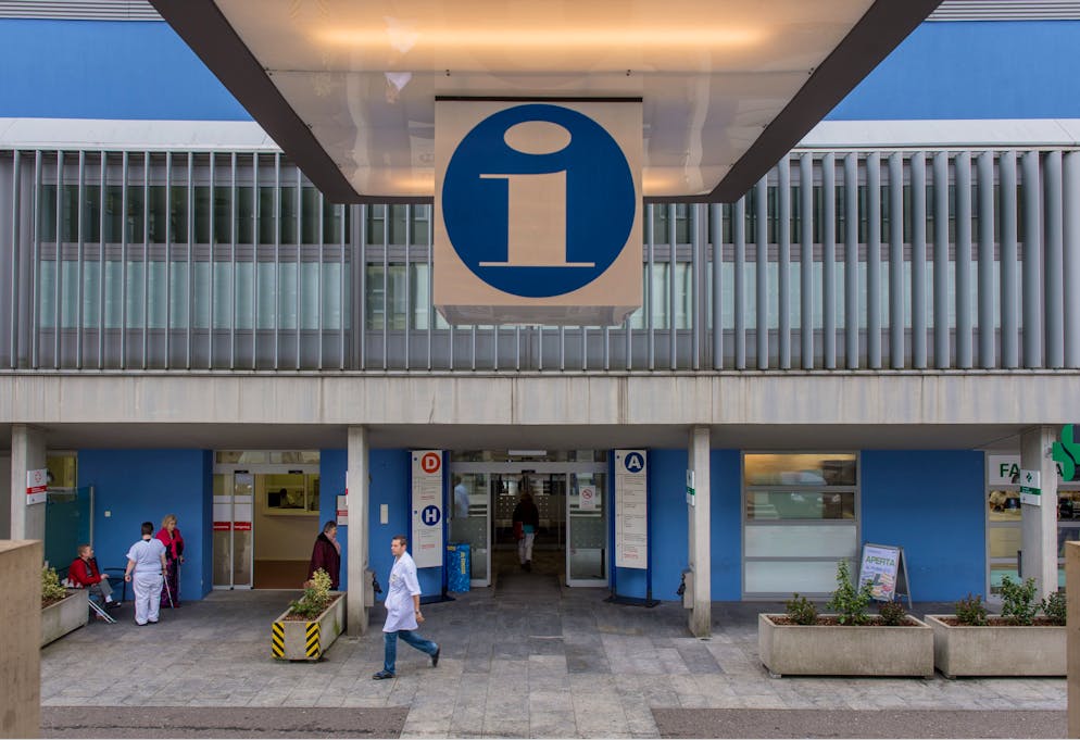 Nella foto d'archivio l'esterno con l'entrata principale e del pronto soccorso del San Giovanni.