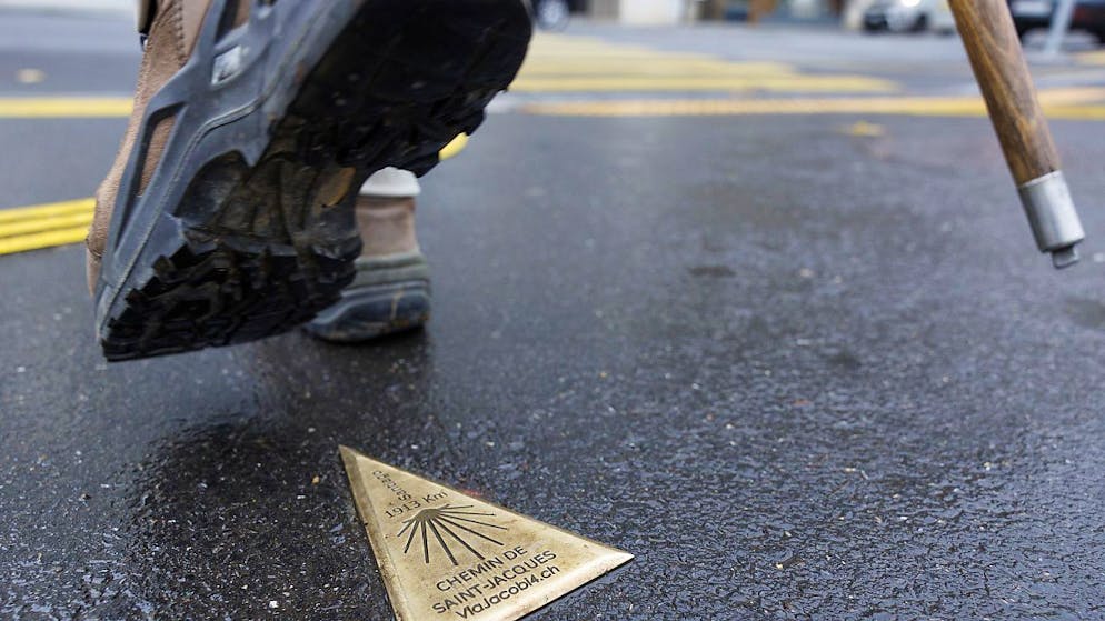 Des coquilles de bronze en forme de triangle indiquent désormais aux pèlerins le chemin à suivre à travers Genève pour rejoindre Saint-Jacques de Compostelle en Espagne.