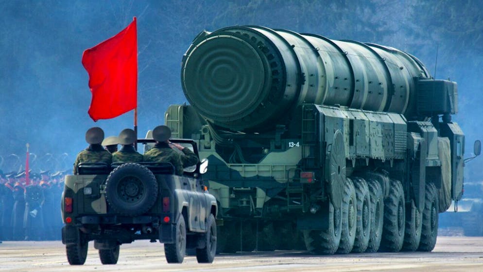ARCHIV - Eine mobile Startrampe für die atomwaffenfähige Interkontinentalrakete Topol-M während einer Militärparade in Russland (Archivbild). Foto: Sergei Ilnitsky/dpa