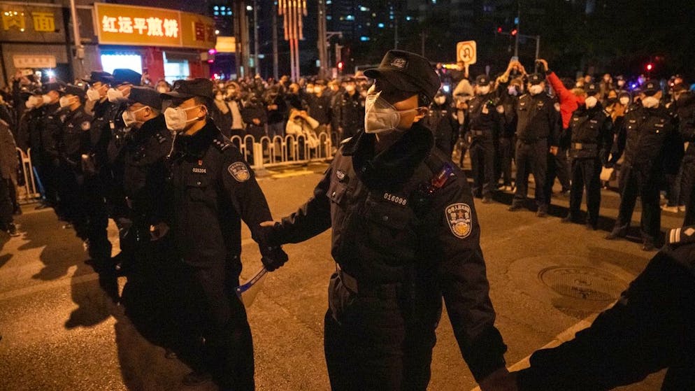 In China hat die strenge Corona-Politik am Wochenende zu den größten Protesten seit Jahrzehnten geführt. In der Hauptstadt Peking und anderen Millionenstädten gingen Demonstranten zu Hunderten auf die Straßen. Foto: Ng Han Guan/AP/dpa