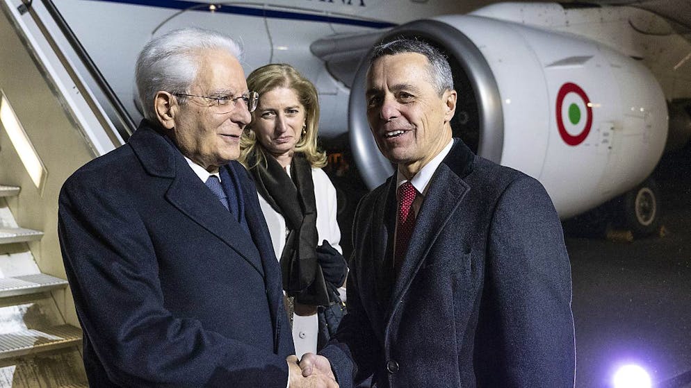 Il presidente della Confederazione Ignazio Cassis (a destra) accoglie il presidente della Repubblica italiana Sergio Mattarella all'aeroporto di Belp (BE)