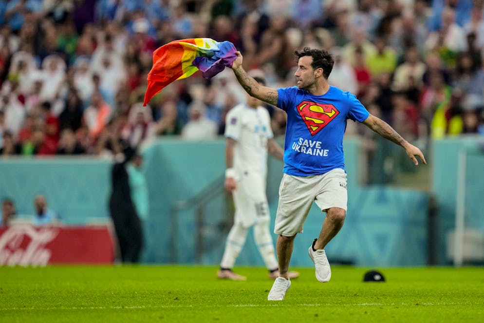 L’homme a pénétré en courant sur la pelouse du stade de Lusail à Doha.