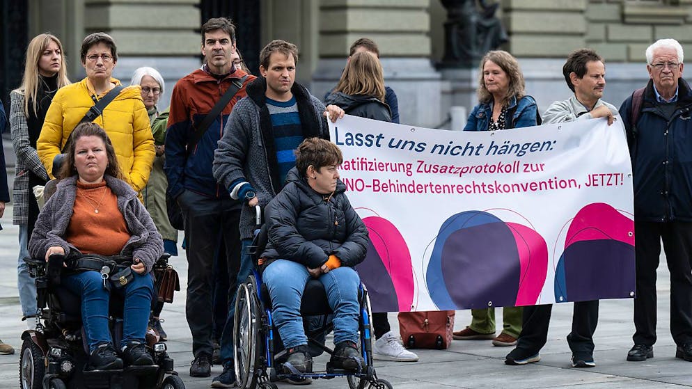 Le persone con disabilità sono meno soddisfatte della loro vita rispetto al resto della popolazione; e ciò non vale solo in generale ma anche per la maggior parte delle condizioni di vita esaminate. Le differenze aumentano poi parallelamente al grado di disabilità.
