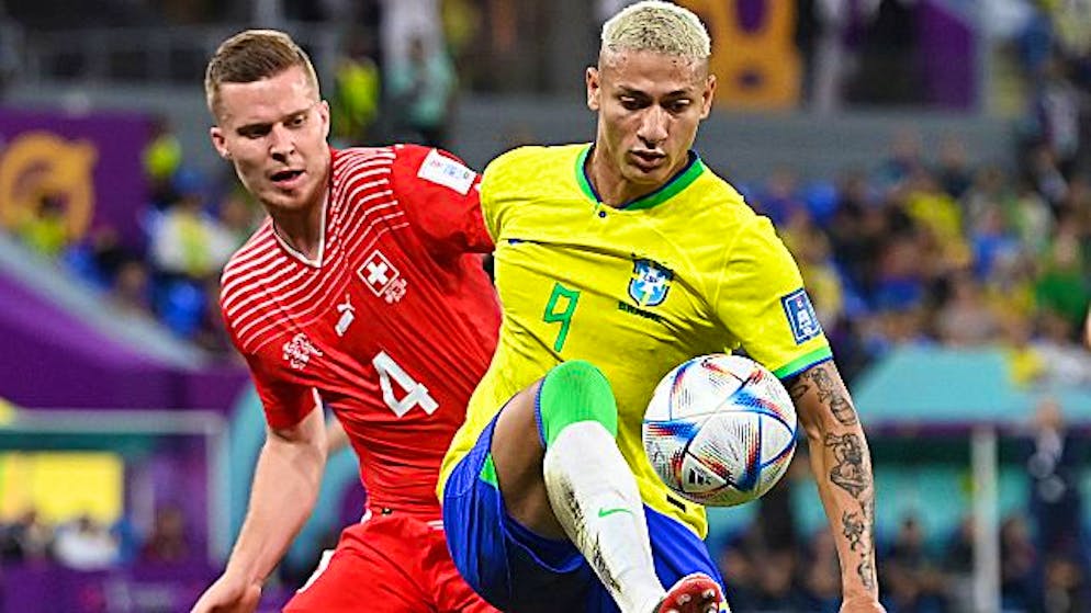 Gegen Elvedi kann sich Richarlison nicht entfalten.