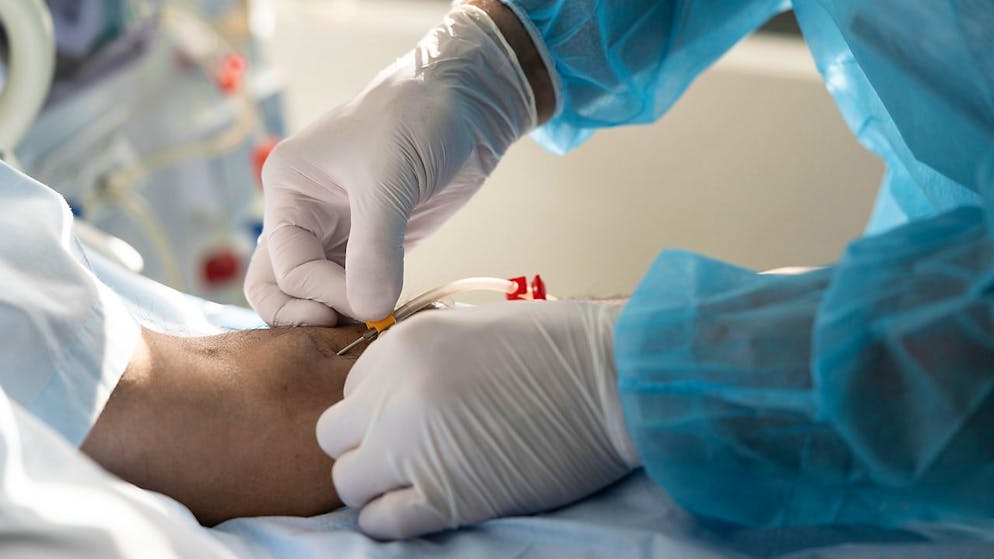 Eine Ausbildungsoffensive soll den Mangel an Pflegefachleuten in der Schweiz beheben helfen. (Themenbild)