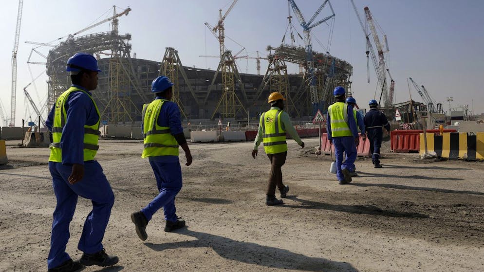 Arbeiter im Dezember 2019 am Lusail Stadium in der Planstadt Lusail.