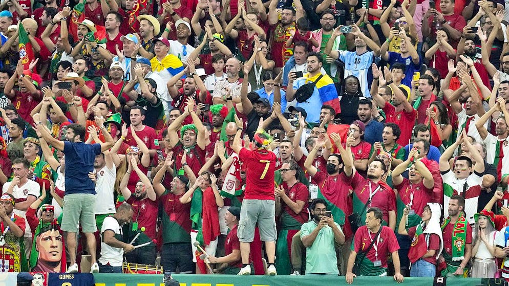 Fans beim Spiel zwischen Portugal und Uruguay im Lusail Iconic Stadium in der katarischen Planstadt Lusail.