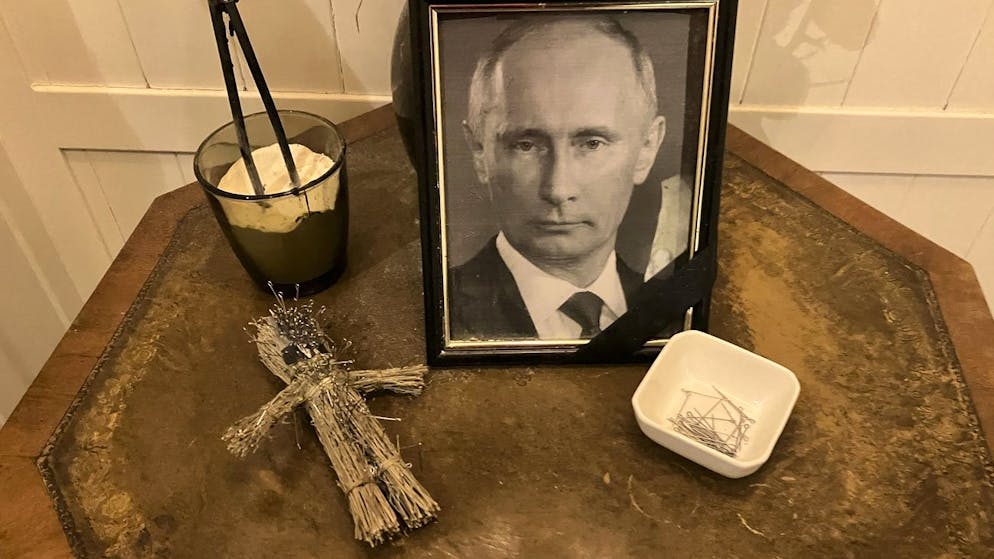 Mit Nadeln kann man eine Putin-Vodoo-Putte in der Pizzeria «Simona» traktieren.