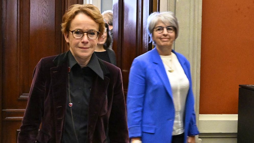 Eva Herzog und Elisabeth Baume-Schneider nach ihrer Nomination durch die SP-Fraktion am Samstag.
