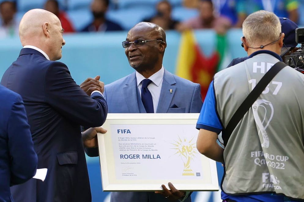 Roger Milla (centro)
