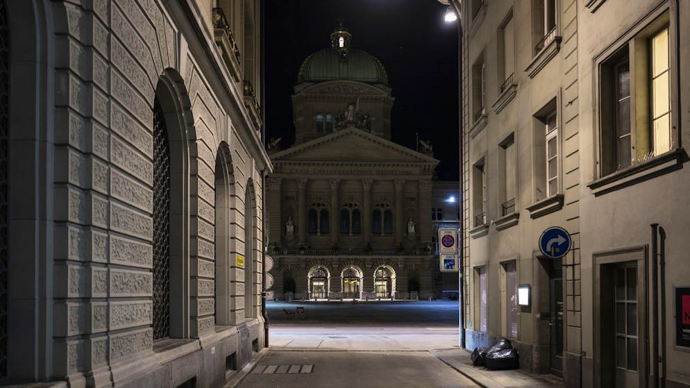 Blick auf das dunkle Bundeshaus am 21. September 2022:. Die Verwaltungsdelegation des Parlaments hatte am 12. September beschlossen, ab der Herbstsession die Fassade des Parlamentsgebäudes nachts nicht mehr zu beleuchten, um Energie zu sparen.
