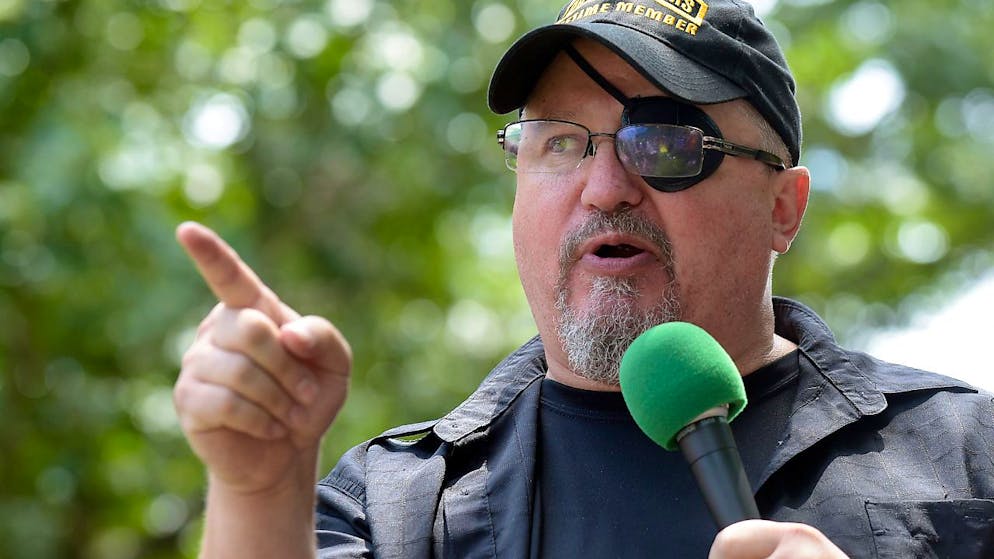 ARCHIV - Stewart Rhodes, Gründer rechtsextremen Miliz «Oath Keepers», spricht während einer Kundgebung vor dem Weißen Haus. Foto: Susan Walsh/AP/dpa