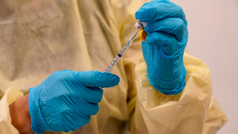 Argentinien hat den ersten Todesfall durch die bislang auch als Affenpocken bekannte Krankheit Mpox gemeldet. Wie das Gesundheitsministerium am Montag mitteilte, handelt es sich bei dem Toten um einen 44-jährigen Mann. (Archivbild)