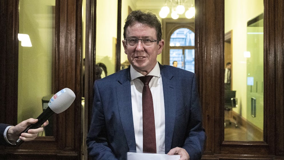 Nationalrat und Bundesratskandidat Albert Roesti von der SVP spricht mit Journalisten nach einem Hearing bei der Fraktion der FDP.