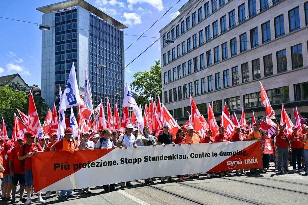 Demonstration der Bauarbeiter in Zürich am Samstag, 25. Juni 2022. Die Bauarbeiter demonstrieren für bessere Arbeitsbedingungen. Ende November 2022 scheint nun eine Lösung auf dem Tisch zu sein.