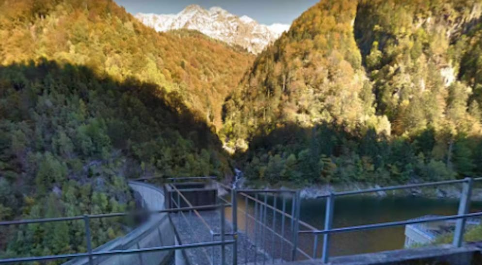 Dopo essere stata ricoverata al pronto soccorso, una 19enne è morta in un ospedale di Bellinzona: Il rave illegale si è svolto ai piedi della diga a Roggiasca.