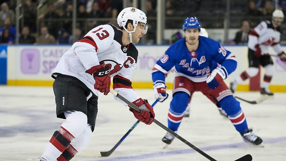Captain Nico Hischier (li.) ist mit den New Jersey Devils klar auf Playoff-Kurs