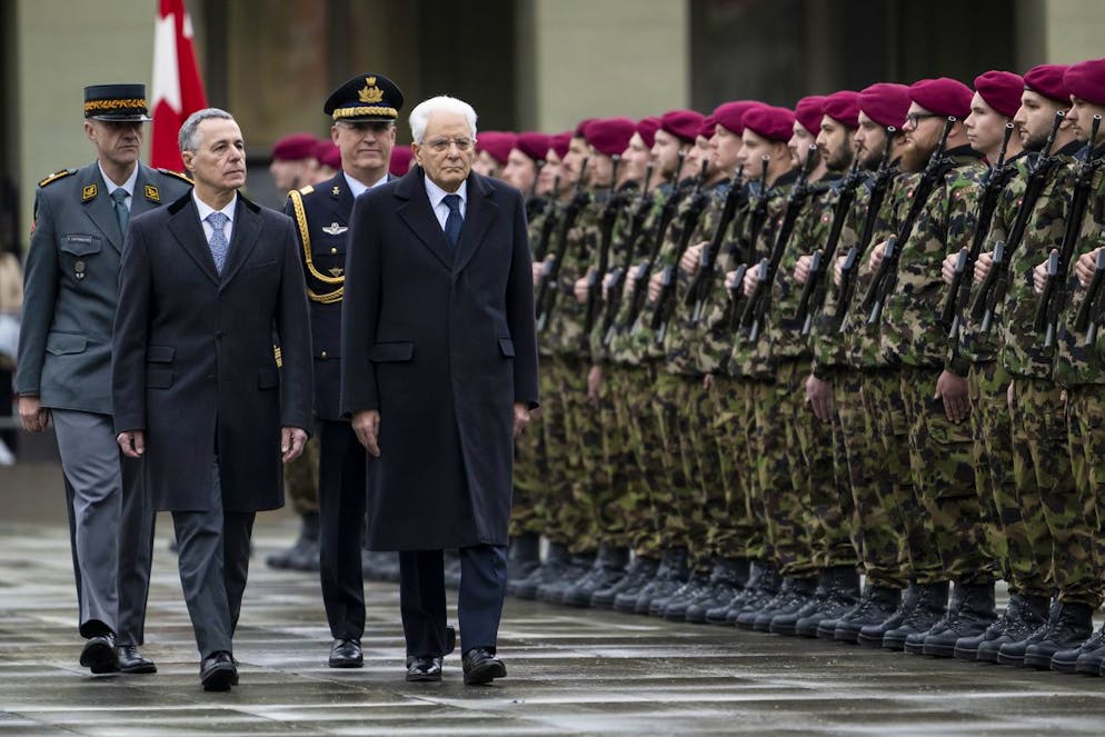 Il presidente della Confederazione Ignazio Cassis (a sinistra) e il presidente della Repubblica italiana Sergio Mattarella hanno passato in rassegna la guardia d'onore dell'esercito svizzero oggi pomeriggio a Berna.