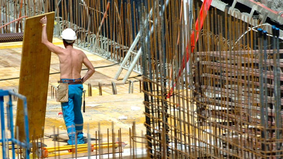 Per i lavoratori edili dall'anno prossimo ci sarà un aumento generale di 150 franchi in busta paga e un incremento di 100 franchi del salario minimo. La Società svizzera degli impresari-costruttori (SSIC) e i sindacati hanno trovato un'intesa in tal senso.