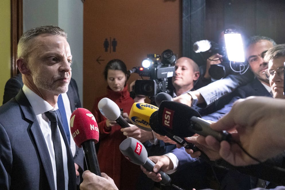 Alt- Nationalrat und Bundesratskandidat Hans-Ueli Vogt wird nach seinem Hearing bei der FDP von den Medienschaffenden umringt.