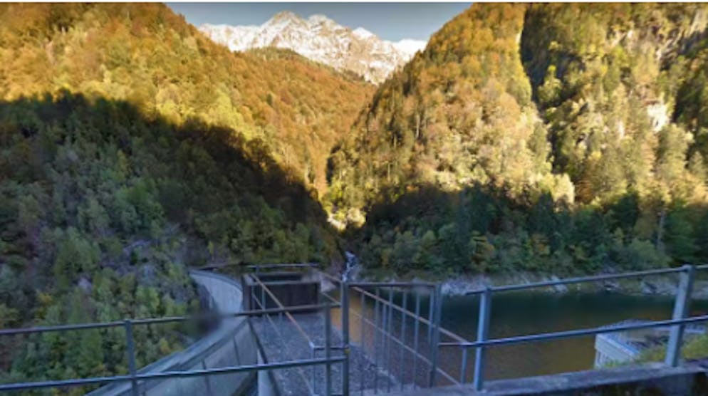 Dopo essere stata ricoverata al pronto soccorso, una 19enne è morta in un ospedale di Bellinzona: il rave illegale si è svolto ai piedi della diga Roggiasca.