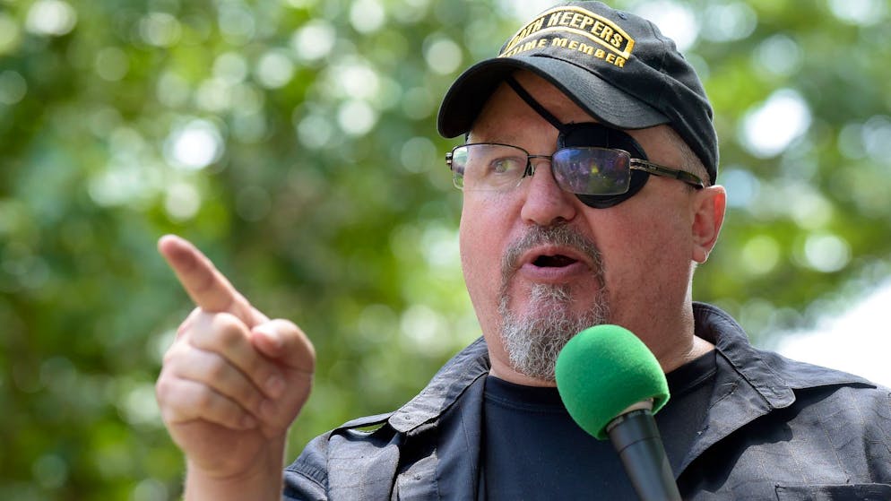 Stewart Rhodes, Gründer rechtsextremen Miliz «Oath Keepers», spricht während einer Kundgebung vor dem Weissen Haus. (Archivbild)